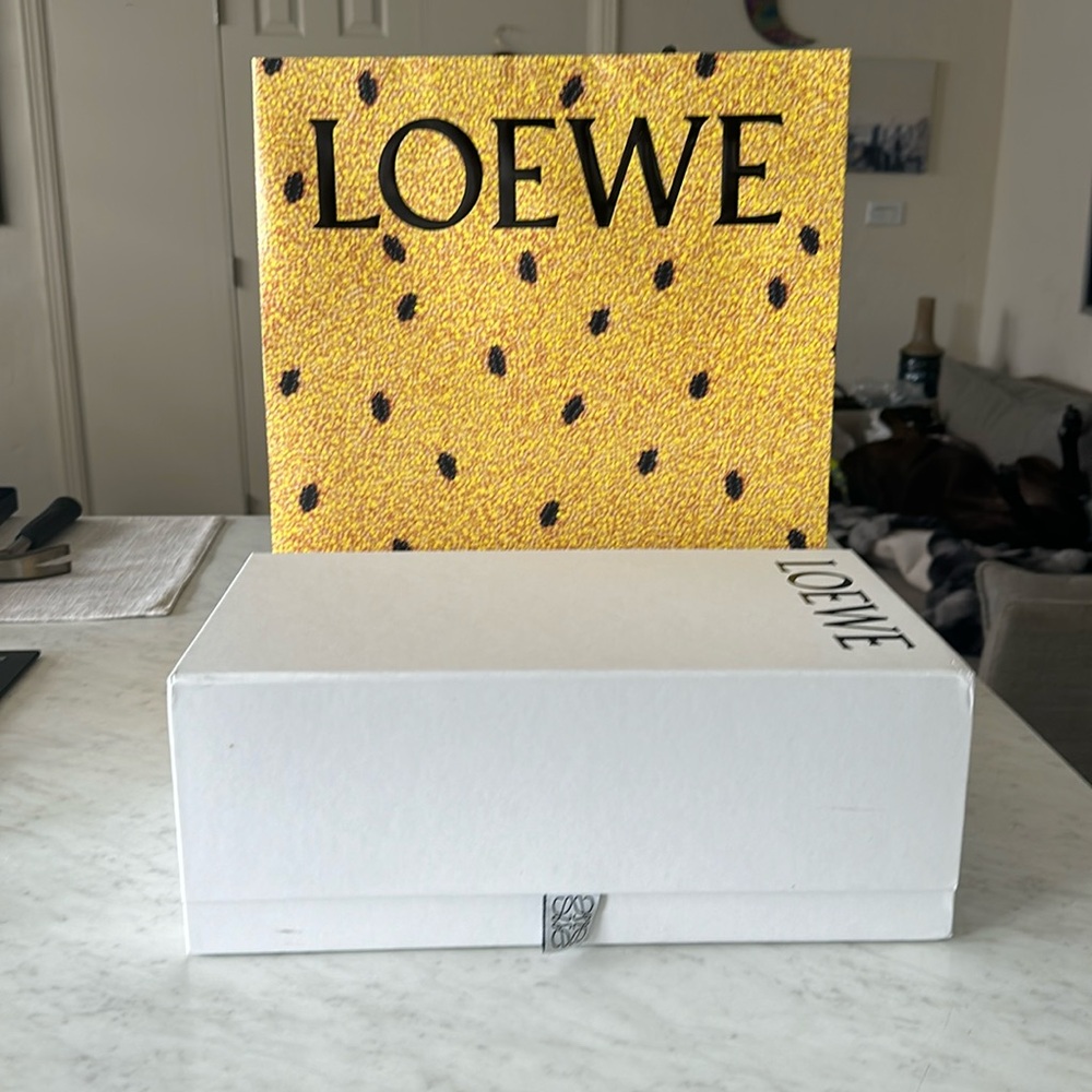 ✨✨Luxury Designer shopping Bag+ BOX for Sale!
LOEWE SHOE BOXXX +BAG FOR SALE✨